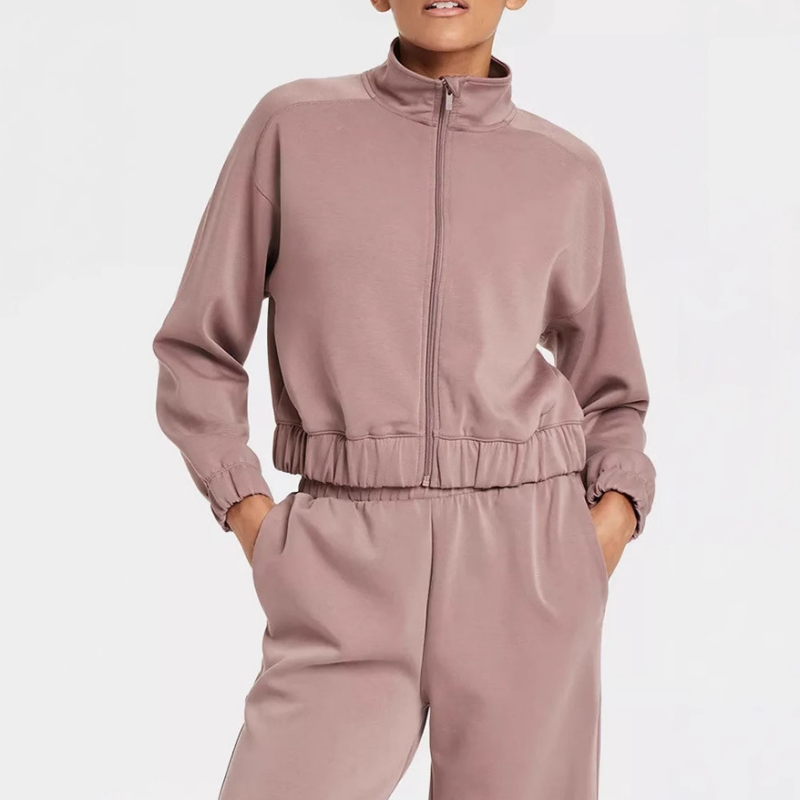 Zweiteiler aus eleganter Jacke mit durchgehendem Reißverschluss und Sweathose mit hohem Bund und weitem Bein