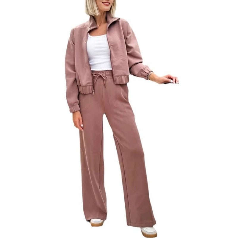 Zweiteiler aus eleganter Jacke mit durchgehendem Reißverschluss und Sweathose mit hohem Bund und weitem Bein