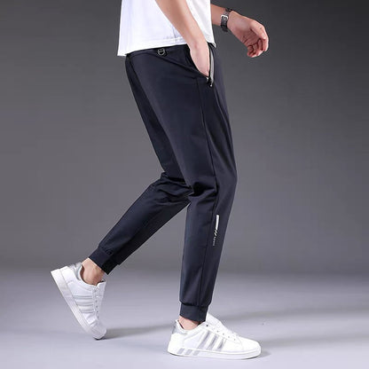 👖 50% RABATT! ❄️ Kühlende Jogginghose aus Ice-Silk-Material – Leicht, atmungsaktiv & feuchtigkeitsableitend – Perfekt für warme Tage, Reisen oder Entspannung – angenehm kühl auf der Haut 🌬️✨