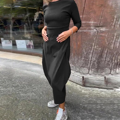 Einfaches, elegantes Damenkleid mit langen Ärmeln und Tasche