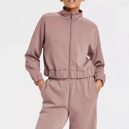 Zweiteiler aus eleganter Jacke mit durchgehendem Reißverschluss und Sweathose mit hohem Bund und weitem Bein