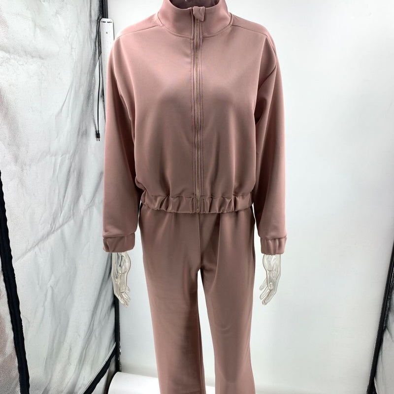 Zweiteiler aus eleganter Jacke mit durchgehendem Reißverschluss und Sweathose mit hohem Bund und weitem Bein
