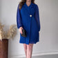 Unifarbenes Kleid mit Reverskragen und Rüschensaum
