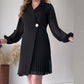 Unifarbenes Kleid mit Reverskragen und Rüschensaum