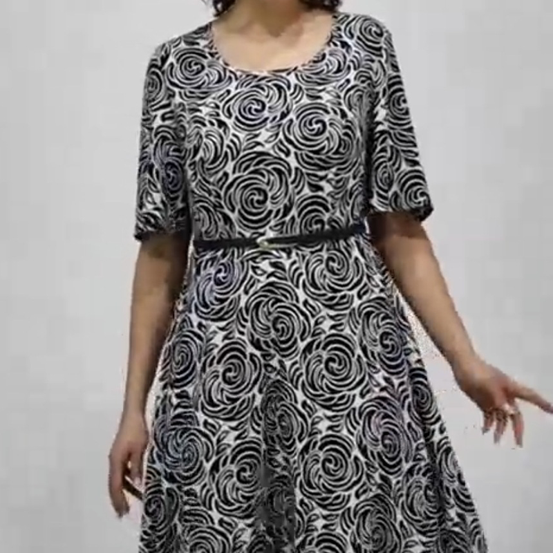 Elegantes Maxikleid mit Gürtel und Print