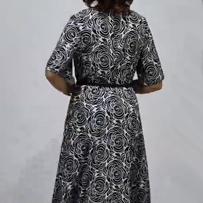 Elegantes Maxikleid mit Gürtel und Print