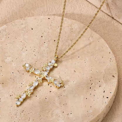 🎉 NUR FÜR KURZE ZEIT 50% RABATT! ✝️ Strahlende Kreuz-Halskette – Gedrehte Kette, Blütenglänzen & Kubischer Zirkonia-Brillanz ✨