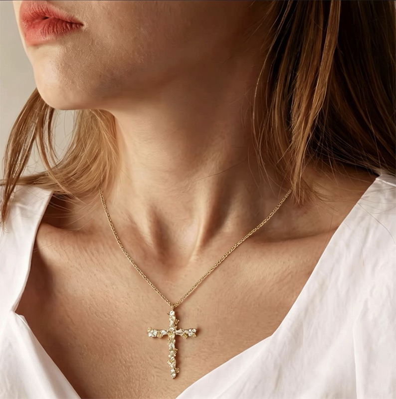 🎉 NUR FÜR KURZE ZEIT 50% RABATT! ✝️ Strahlende Kreuz-Halskette – Gedrehte Kette, Blütenglänzen & Kubischer Zirkonia-Brillanz ✨
